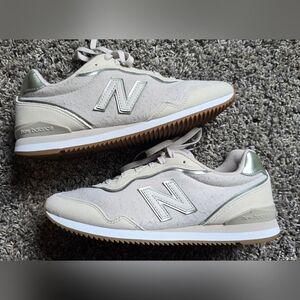 New Balance Sola Sleek sneakers, off white/light beige w Silver Accents, Sz 7